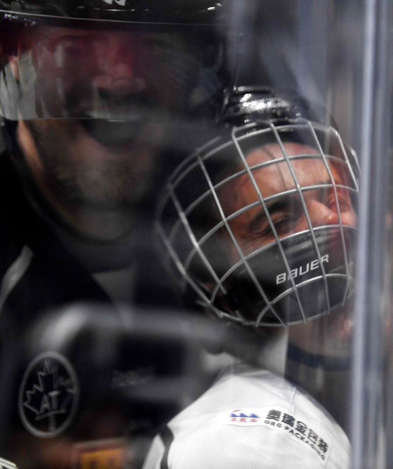 Illustration for article titled This Photo Of Chris Pronger Crushing Justin Bieber Is Everything